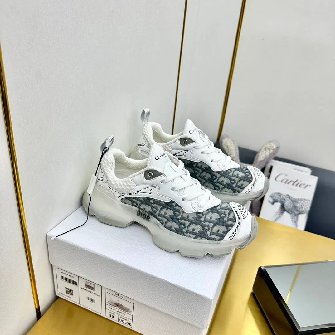 👟👟Ex-factory price 700👟👟 Top version 🌟🌟Dior 2024 spring and summer catwalk new style Vibe iconic fashion modern sports dad shoes CD letter logo Oblique printed pattern lace-up color-blocking thick-soled running shoes Stars' same jelly color casual women's shoes The top high-end version on the market Material: The upper is made of special technology with mesh fabric spliced with metal cowhide + environmentally friendly breathable fabric lining + original molded Tpu combination outsole. Bottom thickness: 4CM Size: 35-40 standard code (34.41 customization is not returnable)